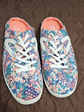 Tretorn Floral Canvas Skip On Sneakers in Blue & Pink